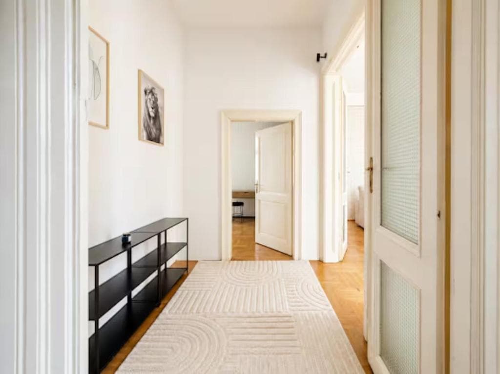 Luxury Stay in Prime District - 4